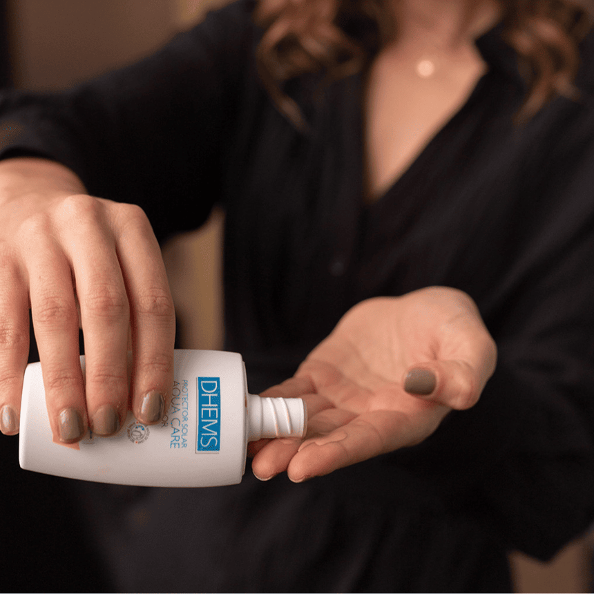 Fotoprotector con color Dhems Aqua Care Toque Seco 50 ml