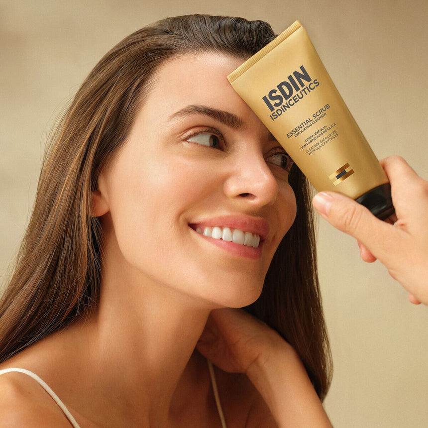 Gel Limpiador Isdin Essential Scrub con Partículas Exfoliantes 100ml