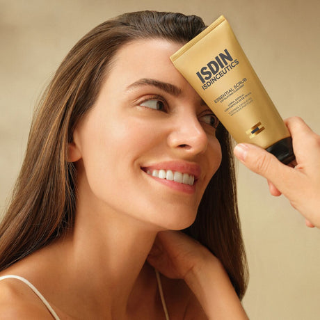 Gel Limpiador Isdin Essential Scrub con Partículas Exfoliantes 100ml